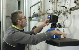 Un tecnico di Pronto Terzo Responsabile mentre effettua una manutenzione di un impianto termico